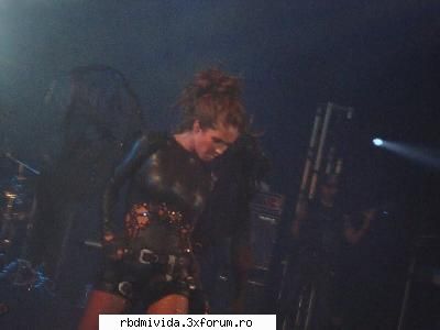 fluturash negru plin de dureri in intirior =(  :razz:  :razz: annie in concerte