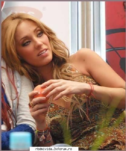 e cea mai cool annie - mumushica mea annie - ♥♥♥ Anahi♥♥♥