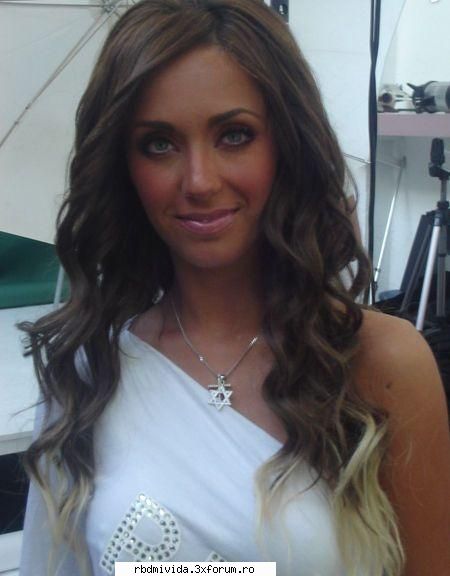 e cea mai cool annie - shi ea la fel e superba!! - ♥♥♥ Anahi♥♥♥