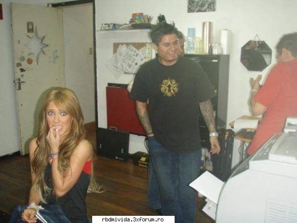 e cea mai cool annie - ce amuzanta aici trebuia sa-i faca - ♥♥♥ Anahi♥♥♥
