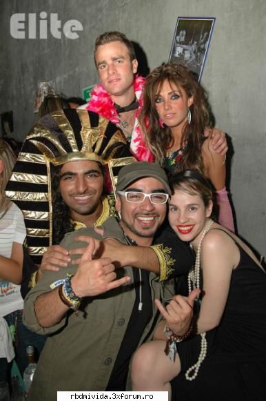 e cea mai cool annie - cu prietenii ei - ♥♥♥ Anahi♥♥♥